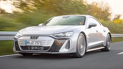 Audi S e-tron GT Facelift (2024); fahrend von vorne links - Foto: Audi