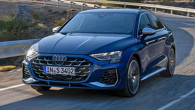 Blauer Audi S3 Facelift (2024) fahrend, von schräg vorne - Foto: Audi