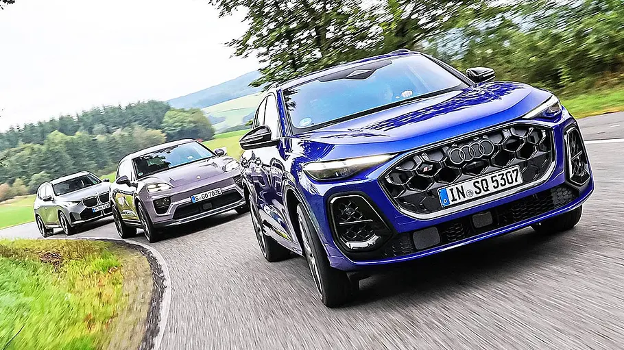 BMW X3/Porsche Macan/Audi SQ5 Blick von vorne auf die drei fahrenden SUV BMW X3, Porsche Macan und Audi SQ5.