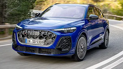 Der Audi SQ5 (2025) fährt durch eine Rechtskurve, von vorne links fotografiert. - Foto: Audi