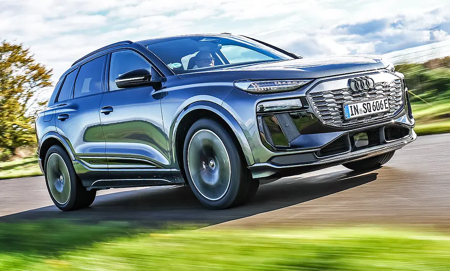 Audi SQ6 e-tron Audi SQ6 e-tron auf der Straße fahrend, Ansicht von vorne rechts.