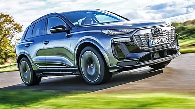 Audi SQ6 e-tron fährt auf asphaltierter Straße, fotografiert von schräg vorne rechts. - Foto: Daniela Loof