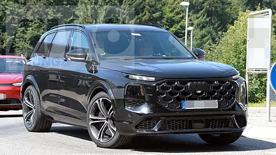 Der Audi SQ7 (2026) biegt als Erlkönig auf eine Landstraße ein, von vorne fotografiert. - Foto: SH Proshots
