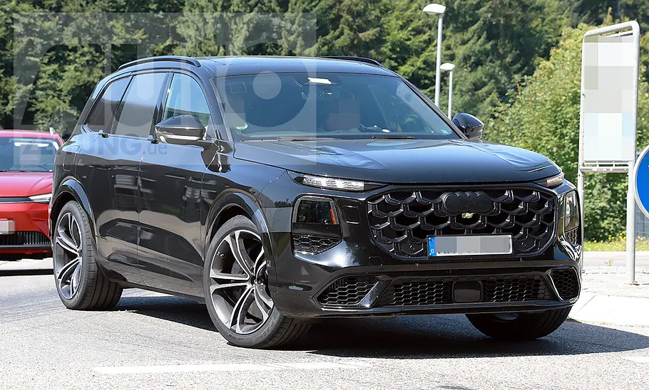 Audi SQ7 (2026) Der Audi SQ7 (2026) biegt als Erlkönig auf eine Landstraße ein, von vorne fotografiert.