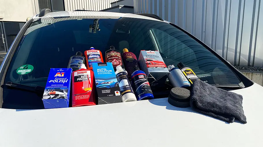 Draufsicht auf zwölf Autopolituren auf Motorhaube eines Ford Fiesta.