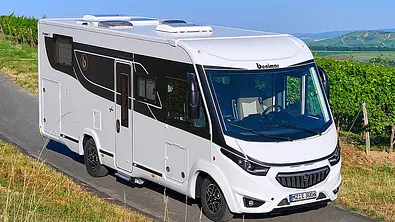 Die Außenaufnahme zeigt den Benimar Amphitryon A 967 (2025) statisch von schräg vorne rechts fotografiert. - Foto: Benimar