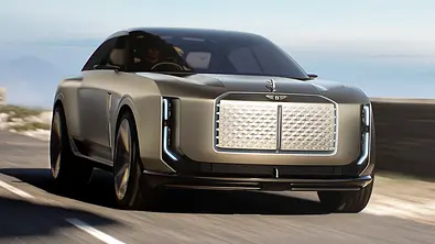 Die Studie Bentley EXP15 (2025) fährt eine Küstenstraße entlang, von vorne fotografiert. - Foto: Bentley