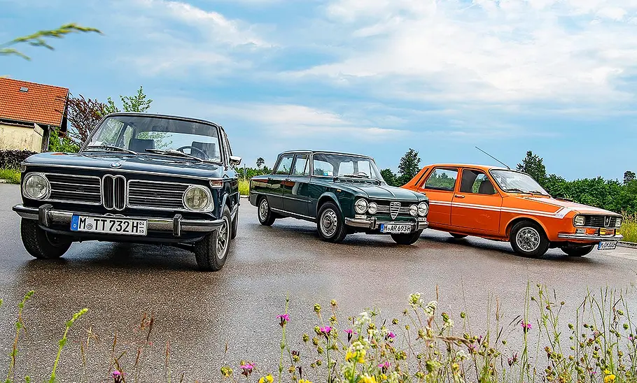 BMW 2002/Alfa Romeo Giulia Super/Renault 12 Gordini Gruppenbild von BMW 2002, Alfa Romeo Giulia Super & Renault 12 Gordini, fotografiert von vorne.