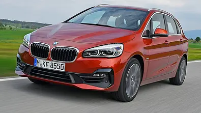 BMW 2er Active Tourer (2018); fahrend von vorne links - Foto: BMW