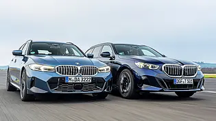 Blick von schräg vorne auf die fahrenden BMW 3er Touring und BMW 5er Touring. - Foto: Frank Ratering