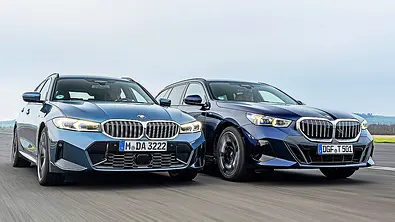 Blick von schräg vorne auf die fahrenden BMW 3er Touring und BMW 5er Touring. - Foto: Frank Ratering