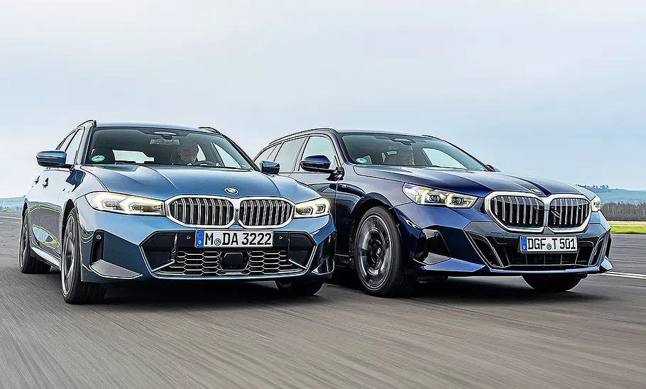 Blick von schräg vorne auf die fahrenden BMW 3er Touring und BMW 5er Touring.