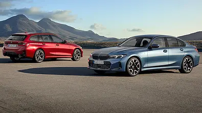 Das BMW 3er (Touring) Facelift (2024) steht als Limousine und Touring nebeneinander. - Foto: BMW