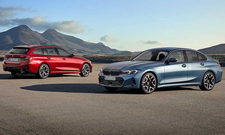 Das BMW 3er (Touring) Facelift (2024) steht als Limousine und Touring nebeneinander.