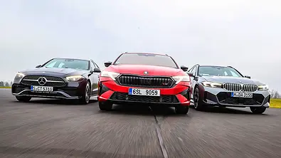 Der Mercedes C300 T-Modell nebem dem Skoda Octavia RS Combi und dem BMW 330i Touring. - Foto: Daniela Loof