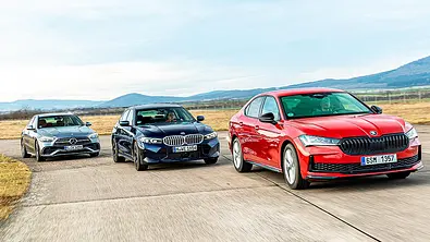 Blick von schräg vorne auf die fahrenden Limousinen Mercedes C-Klasse, BMW 3er & Skoda Superb. - Foto: Frank Ratering