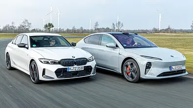 BMW M340d xDrive/Nio ET5; fahrend von vorne links, Nio mit leichtem Vorsprung - Foto: Frank Ratering
