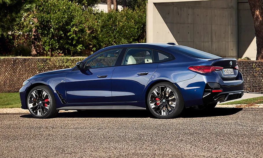 BMW M440i Gran Coupé Facelift (2024) Das BMW M440i Gran Coupé Facelift (2024), statisch von hinten links fotografiert.