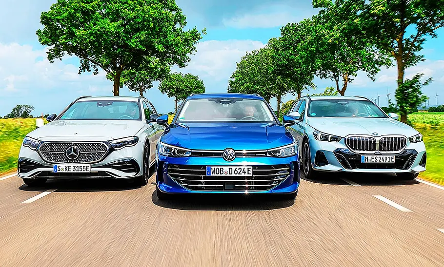 Blick von vorne auf die drei fahrenden Kombis Mercedes E 300 e T-Modell, VW Passat 1.5 eHybrid und BMW 530e Touring.