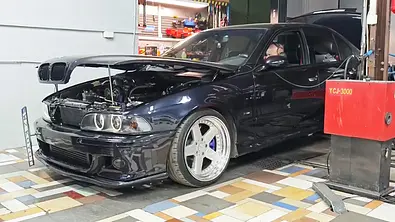 Getunter BMW 5er E39 mit Toyota-Motor auf dem Prüfstand, fotografiert von schräg vorne. - Foto: KMS Tuning via Facebook