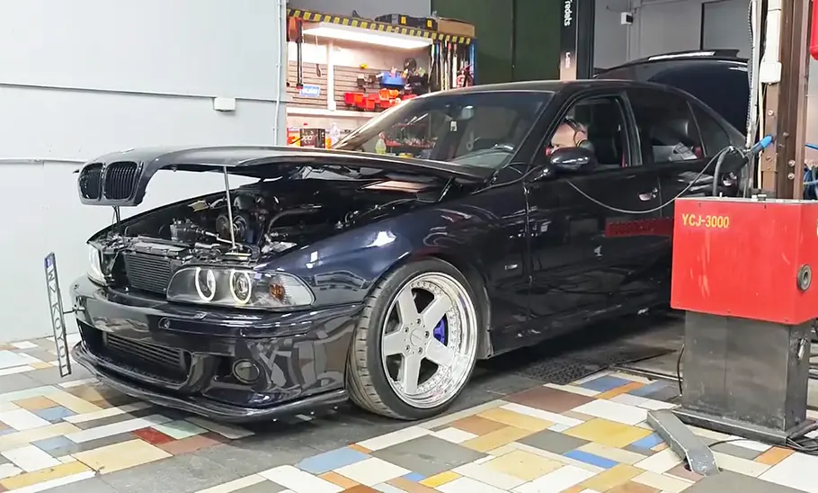 Getunter BMW 5er E39 mit Toyota-Motor auf dem Prüfstand, fotografiert von schräg vorne.