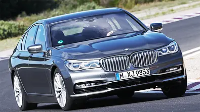 BMW 7er fahrend, Ansicht von vorne rechts - Foto: Daniela Loof
