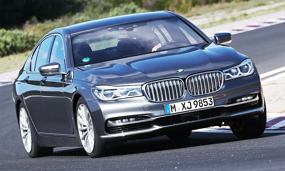 BMW 7er BMW 7er fahrend, Ansicht von vorne rechts
