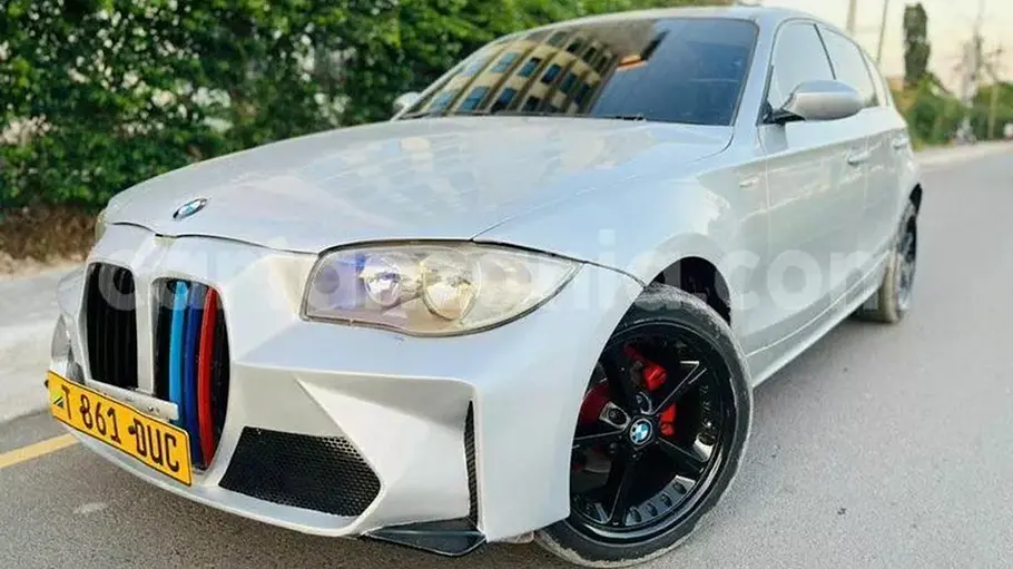 BMW 1er Tuning mit Riesengrill Ansicht vorne von rechts.