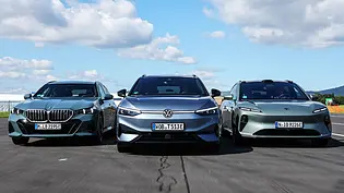 BMW i5 Touring/VW ID.7 Tourer/Nio ET5 Touring; fahrend; Gruppenfoto; Elektroautos; Kombis; Frontalsicht - Foto: Daniela Loof