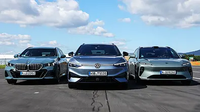 BMW i5 Touring/VW ID.7 Tourer/Nio ET5 Touring; fahrend; Gruppenfoto; Elektroautos; Kombis; Frontalsicht - Foto: Daniela Loof