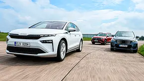 Gruppenbild mit Blick von vorne auf die fahrenden E-SUV Skoda Enyaq, Mercedes EQB und BMW iX1. - Foto: Daniela Loof