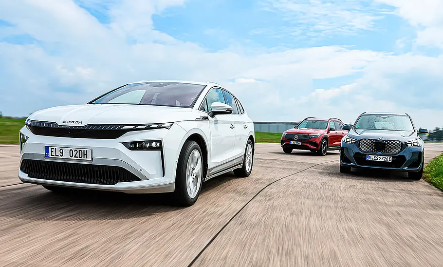 Skoda Enyaq/Mercedes EQB/BMW iX1 Gruppenbild mit Blick von vorne auf die fahrenden E-SUV Skoda Enyaq, Mercedes EQB und BMW iX1.