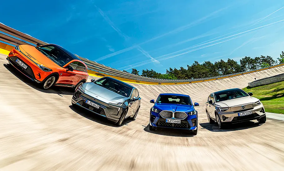 Gruppenbild mit Blick von vorne auf die fahrenden SUV-Coupés Smart #3 Brabus, Polestar 4, BMW iX2 und Volvo EC40.