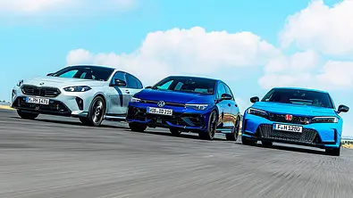 Gruppenbild mit Blick von vorne auf die drei fahrenden Kompaktsportler BMW M135, VW Golf R und Honda Civic Type R. - Foto: Frank Ratering