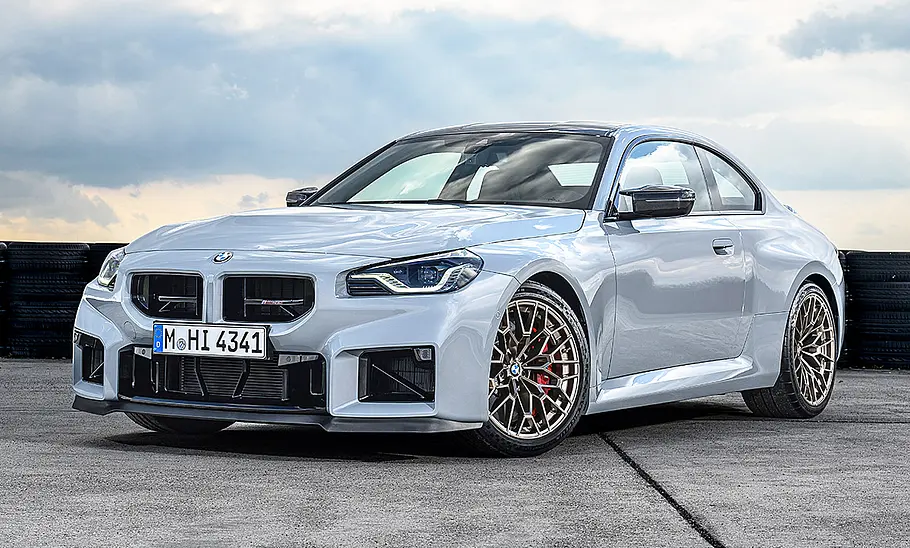 Der BMW M2 CS (2025) statisch von vorne links fotografiert.
