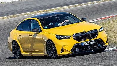 Der BMW M5 fährt auf dem Nürburgring, von vorne rechts fotografiert. - Foto: Frank Ratering
