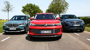 BMW X1/VW Tiguan/Range Rover Evoque; Kompakt-SUV fahrend von vorne - Foto: Daniela Loof
