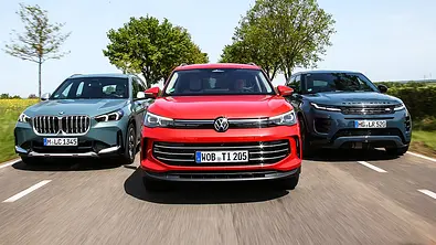 BMW X1/VW Tiguan/Range Rover Evoque; Kompakt-SUV fahrend von vorne - Foto: Daniela Loof
