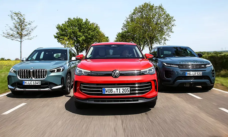 BMW X1/VW Tiguan/Range Rover Evoque BMW X1/VW Tiguan/Range Rover Evoque; Kompakt-SUV fahrend von vorne