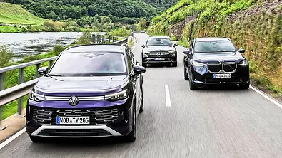 Blick von vorne auf die drei fahrenden SUV VW Tayron, Mercedes GLC und BMW X3 - Foto: Daniela Loof