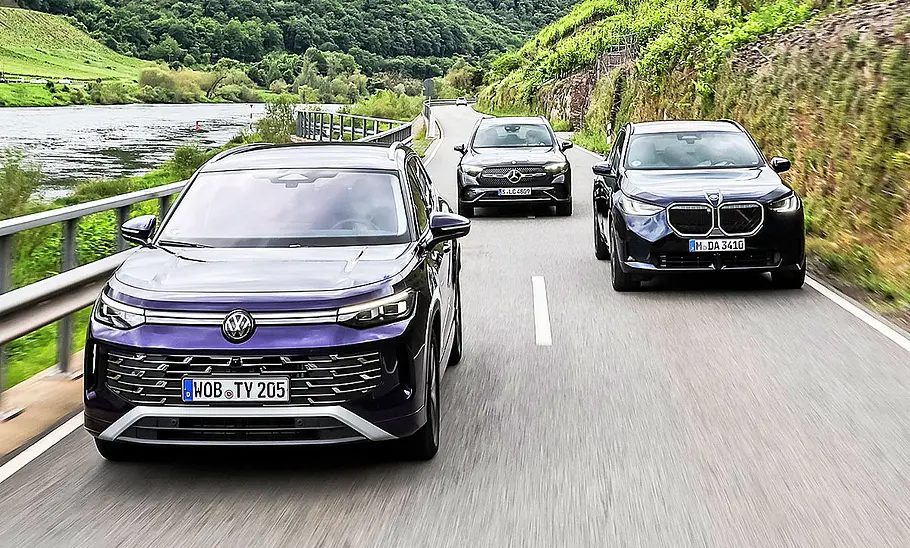 VW Tayron/Mercedes GLC/BMW X3 Blick von vorne auf die drei fahrenden SUV VW Tayron, Mercedes GLC und BMW X3