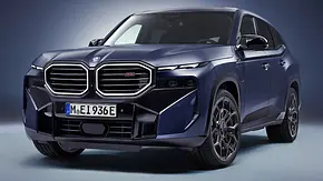 Der BMW XM Label (2025) im Studio vor blauem Hintergrund von vorne links. - Foto: BMW