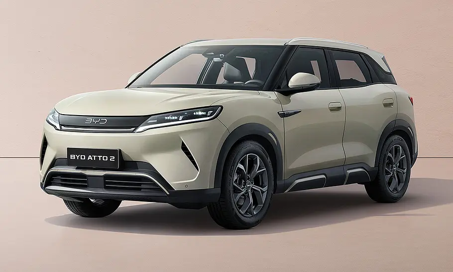 BYD Atto 2 (2025) BYD Atto 2 (2025) vor einfarbigem Studiohintergrund, Ansicht von vorne links.