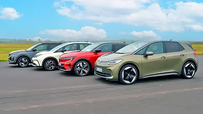 Blick von schräg vorne auf Peugeot E-2008, BYD Dolphin, Renault Megane & VW ID.3, die in einer Gruppe fahren. - Foto: Zbigniew Mazar