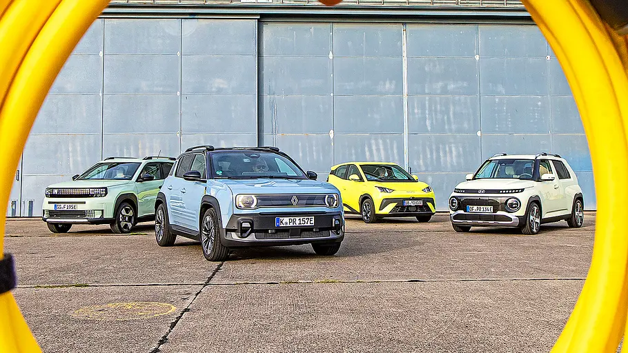 Gruppenbild mit Blick von vorne auf die vier E-Kleinwagen Fiat Grande Panda, Renault 4, BYD Dolphin Surf und Hyundai Inster.