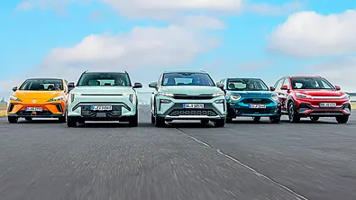 MG4, Kia EV3, Skoda Elroq, Fiat 600e & BYD Atto 3 fahrend von vorne fotografiert. - Foto: Frank Ratering