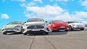 Blick von vorne auf die vier Elektro-Limousinen BYD Seal, Mercedes CLA, VW ID.7 GTX und Polestar 2, die nebeneinander in Formation herfahren. - Foto: Zbigniew Mazar