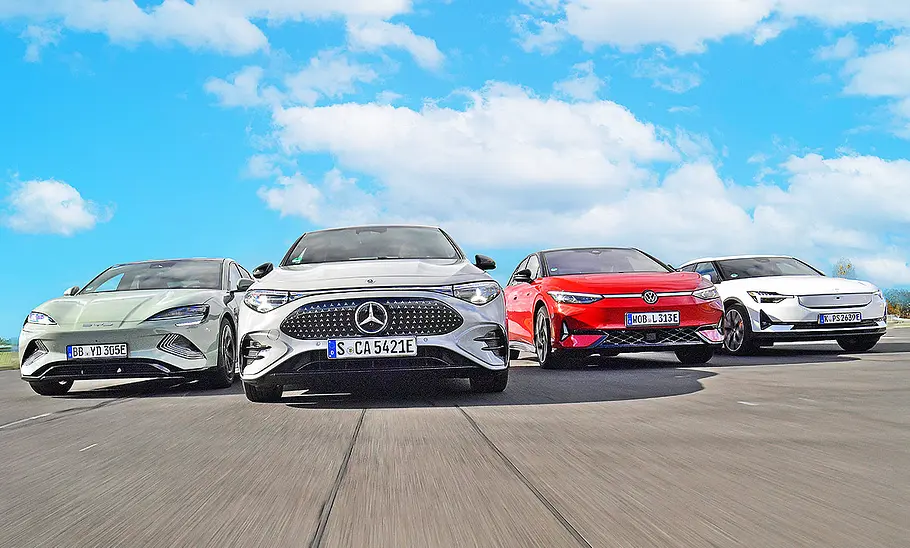 Blick von vorne auf die vier Elektro-Limousinen BYD Seal, Mercedes CLA, VW ID.7 GTX und Polestar 2, die nebeneinander in Formation herfahren.