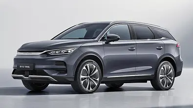 Der BYD Tang Facelift (2024) statisch von schräg vorne fotografiert. - Foto: BYD