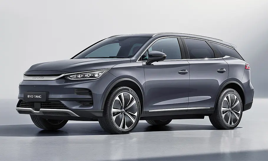 BYD Tang Facelift (2024) Der BYD Tang Facelift (2024) statisch von schräg vorne fotografiert.